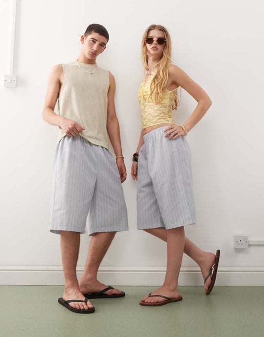 Återvunnet vintage oversized unisex långlinje shorts i blå sommarrand - Image 1
