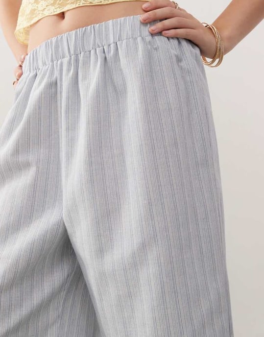 Återvunnet vintage oversized unisex långlinje shorts i blå sommarrand - Image 2