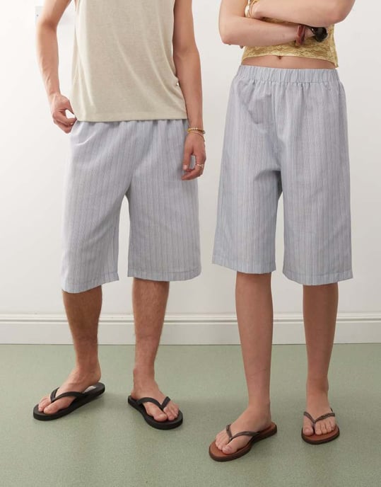 Återvunnet vintage oversized unisex långlinje shorts i blå sommarrand - Image 3