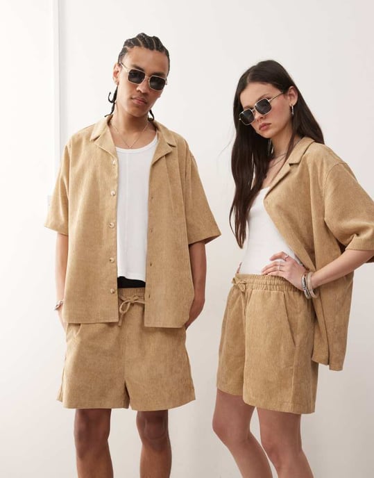 Återvunnet vintageshorts av kord i brunt för unisex - Image 4