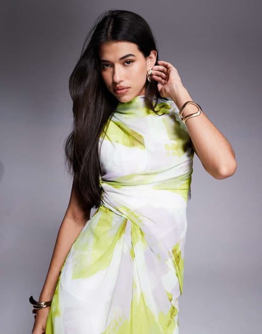 ASOS DESIGN hög krage draperad framsida maxiklänning i abstrakt mönster - Image 2
