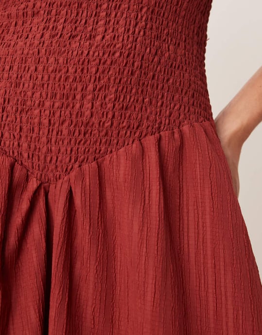 ASOS DESIGN skrynklig bandeau maxiklänning i bordeaux - Image 3