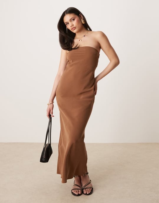 ASOS DESIGN bandeau maxiklänning i choklad - Image 1