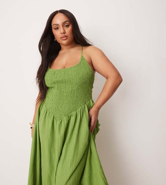 ASOS DESIGN Curve scoop neck crinklad maxiklänning med korsrygg i grönt - Image 1