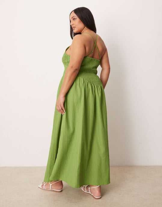 ASOS DESIGN Curve scoop neck crinklad maxiklänning med korsrygg i grönt - Image 3