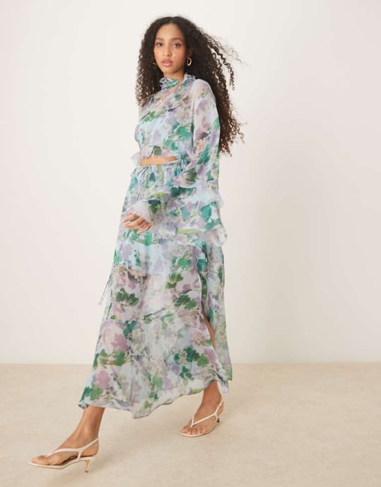 ASOS DESIGN maxiklänning med hög hals och utskärning samt volangärmar i blommönster - Image 1
