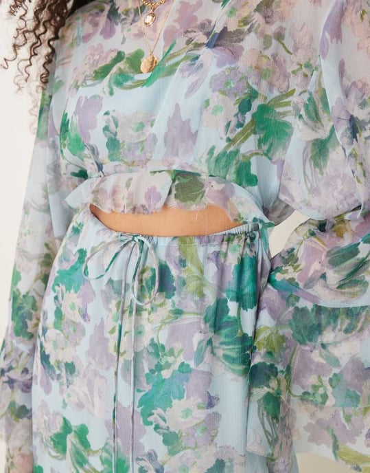 ASOS DESIGN maxiklänning med hög hals och utskärning samt volangärmar i blommönster - Image 2