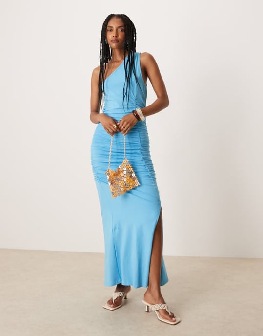 ASOS DESIGN axelbandslös sömdetaljerad rynkad maxiklänning i blått - Image 1