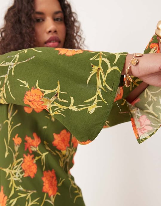 ASOS DESIGN maxiklänning med sned hals i grönblommigt mönster - Image 3