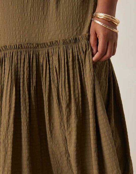 ASOS DESIGN Curve krinklad slits hals maxi klänning med sömdetaljer - Image 4