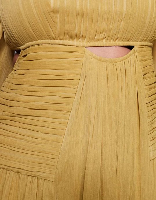 ASOS DESIGN Curve långärmad maxiklänning med skurna detaljer och rynkad kjol i olivgrön - Image 4