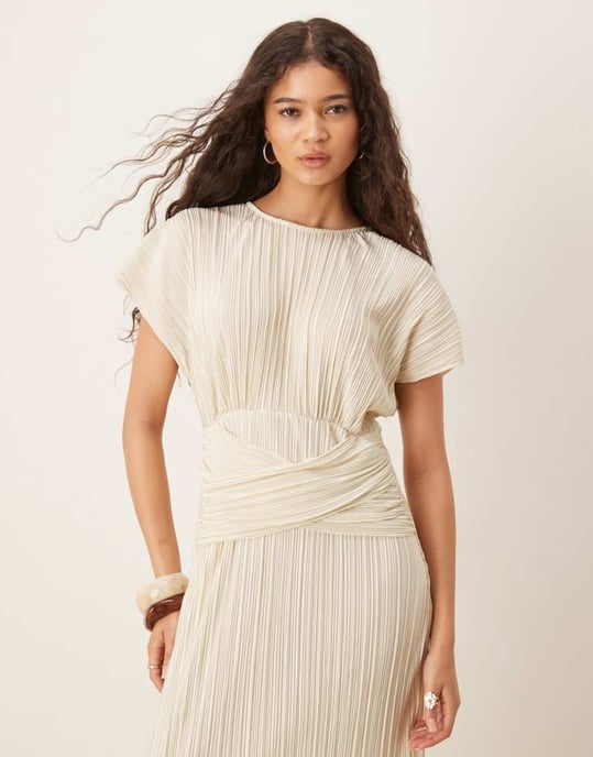 ASOS DESIGN plisserad ärmlös maxiklänning med snurrad front i smörkräm - Image 2