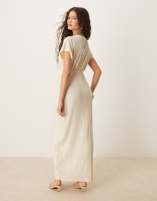 ASOS DESIGN plisserad ärmlös maxiklänning med snurrad front i smörkräm - Image 3