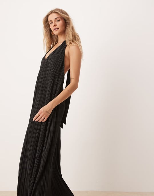 ASOS DESIGN plisserad halterneck maxiklänning i svart - Image 1