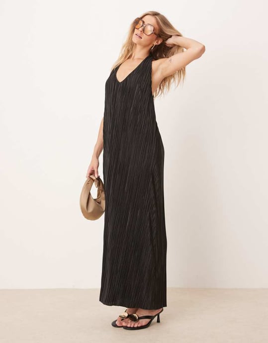 ASOS DESIGN plisserad halterneck maxiklänning i svart - Image 2
