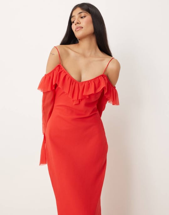 ASOS DESIGN långärmad maxi-klänning med kall axel och volanger i röd - Image 2