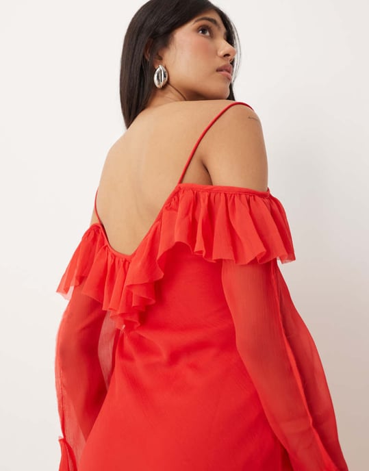 ASOS DESIGN långärmad maxi-klänning med kall axel och volanger i röd - Image 3