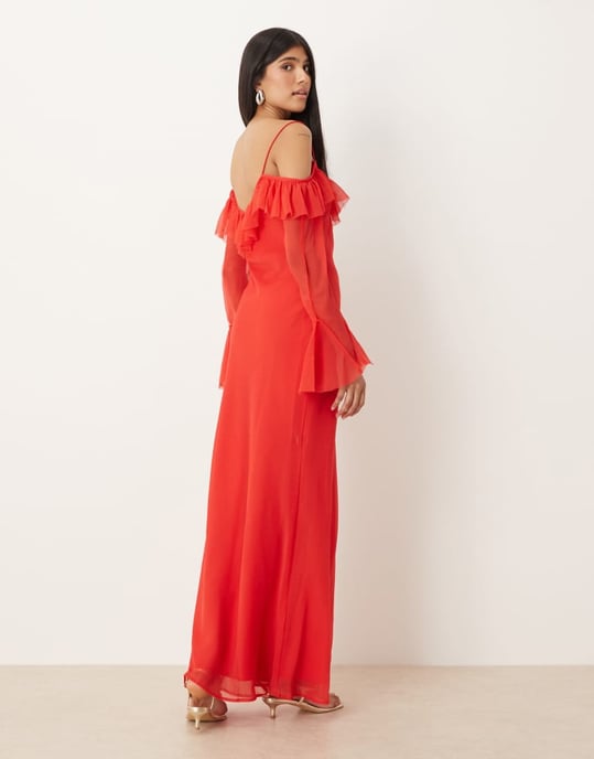 ASOS DESIGN långärmad maxi-klänning med kall axel och volanger i röd - Image 4