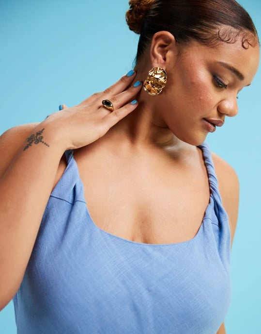 ASOS DESIGN Curve linnelook vridband bias maxi klänning i denimblå - Image 3
