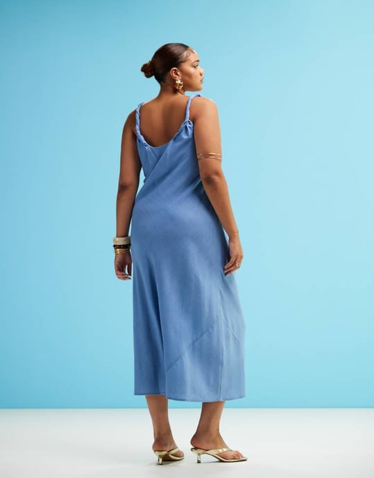 ASOS DESIGN Curve linnelook vridband bias maxi klänning i denimblå - Image 4