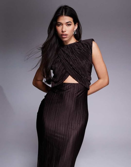 ASOS DESIGN hög hals med urklippt midja draperad plisserad maxikjol i choklad - Image 2