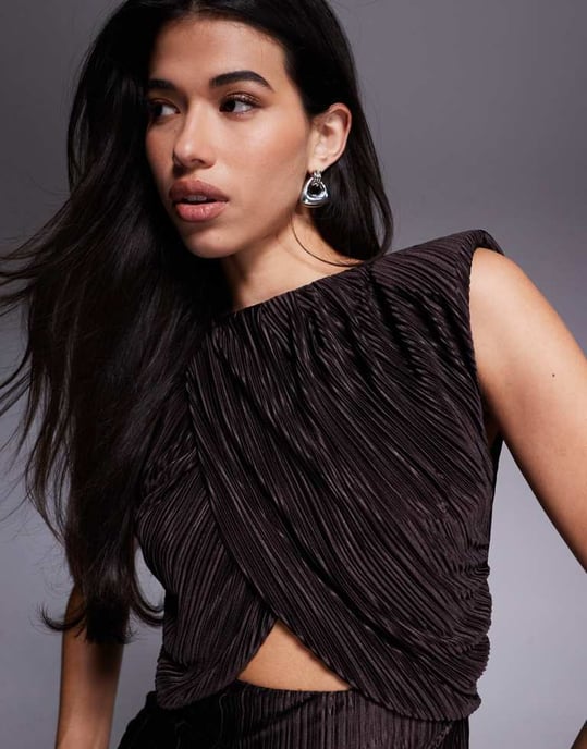 ASOS DESIGN hög hals med urklippt midja draperad plisserad maxikjol i choklad - Image 4