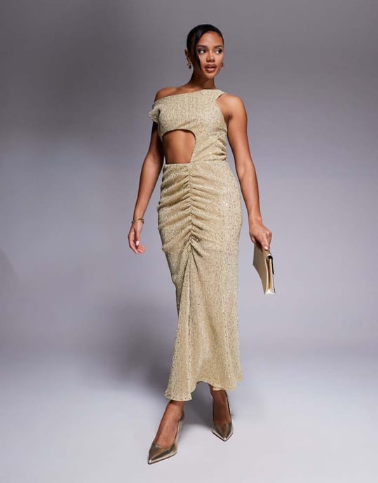 ASOS DESIGN asymmetrisk halsringning med cut-out, rynkdetalj och slitsad maxiklänning i guld - Image 1