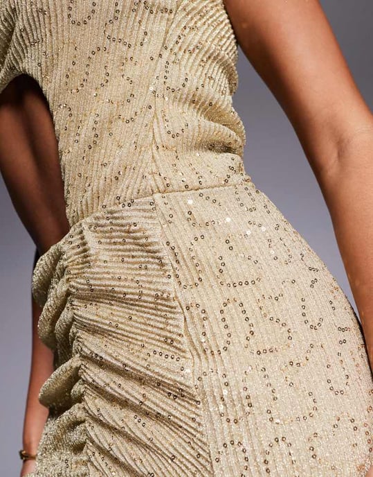 ASOS DESIGN asymmetrisk halsringning med cut-out, rynkdetalj och slitsad maxiklänning i guld - Image 3
