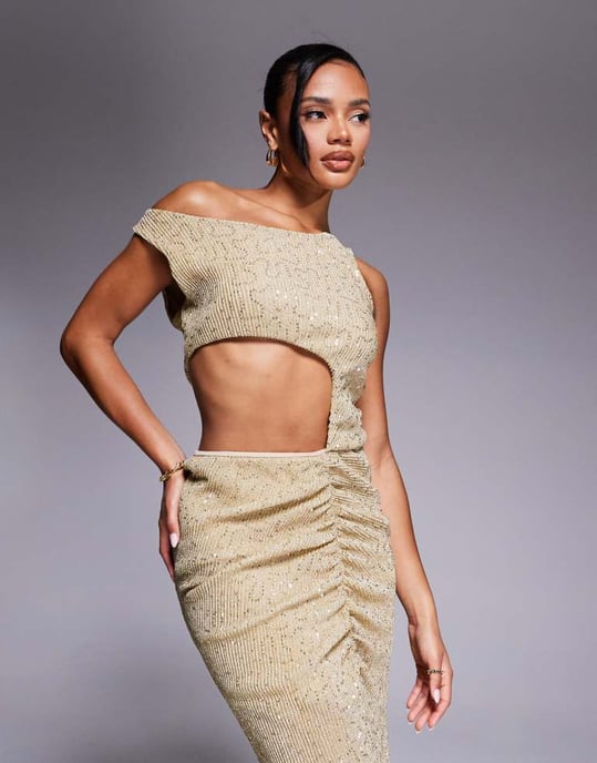ASOS DESIGN asymmetrisk halsringning med cut-out, rynkdetalj och slitsad maxiklänning i guld - Image 4