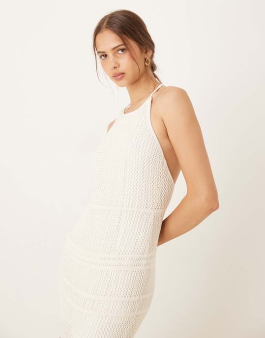 Abercrombie & Fitch virkad höghalssklänning med öppen rygg och pärlband i krämfärgad - Image 3