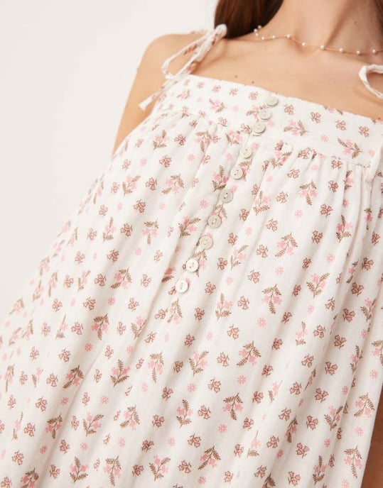 YAS bandafjollad boho smock maxiklänning i mönster med små rosa blommor - Image 2