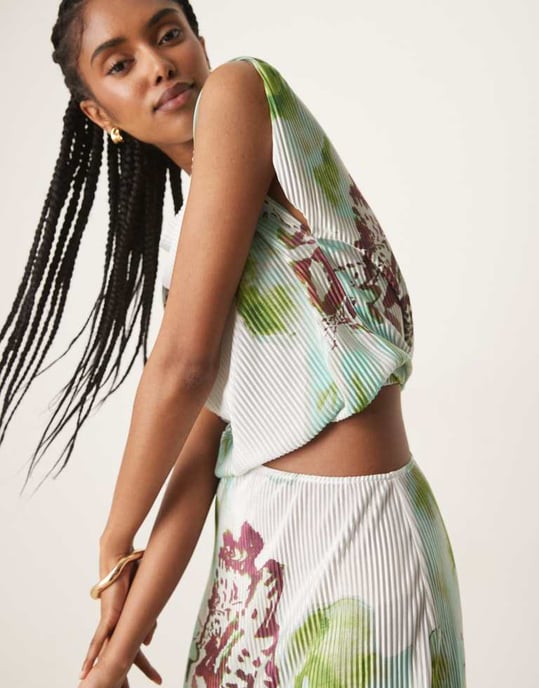 ASOS DESIGN plisserad långklänning med utskärning i orkidétryck - Image 2