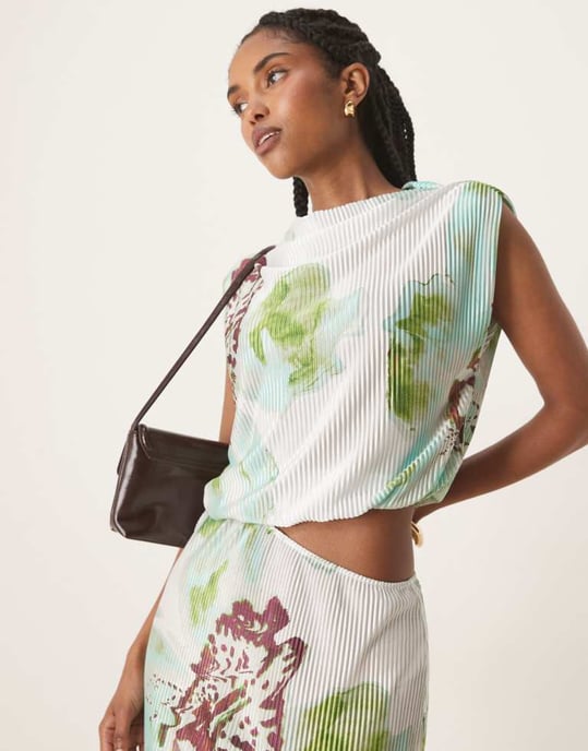 ASOS DESIGN plisserad långklänning med utskärning i orkidétryck - Image 4