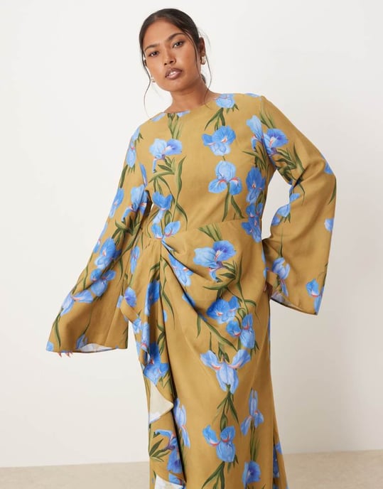 ASOS DESIGN Curve långärmad maxiklänning med volangkjol i överdimensionerat grönt blommönster - Image 2
