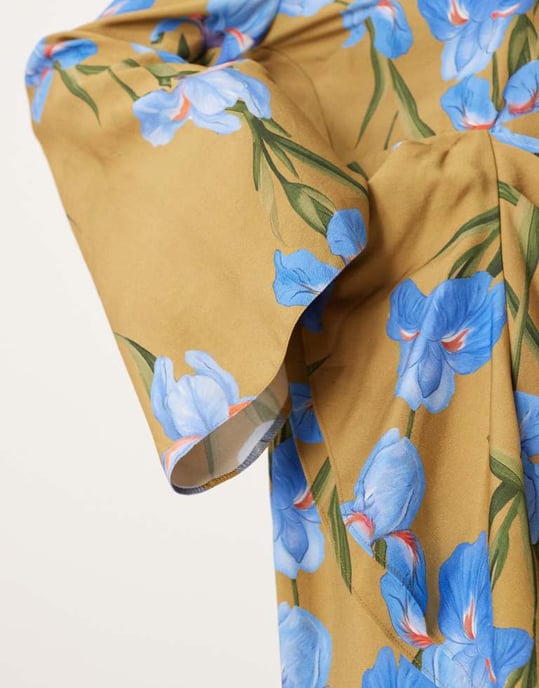 ASOS DESIGN Curve långärmad maxiklänning med volangkjol i överdimensionerat grönt blommönster - Image 4