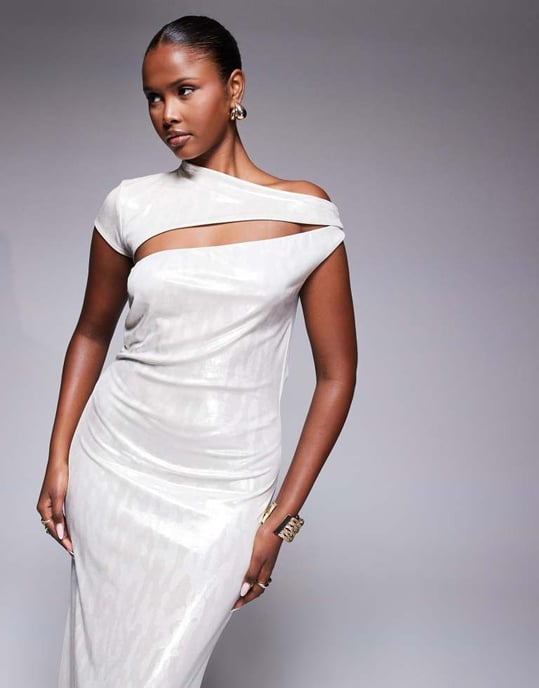 ASOS DESIGN asymmetrisk maxi klänning med kort ärm i metallisk nude - Image 2
