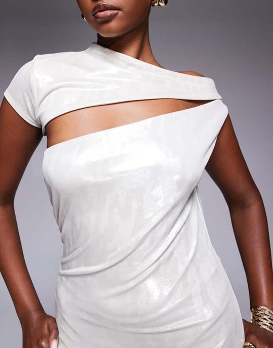 ASOS DESIGN asymmetrisk maxi klänning med kort ärm i metallisk nude - Image 3