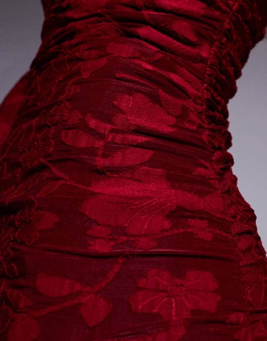 ASOS DESIGN devore långärmad rynkad maxiklänning i vinröd - Image 3