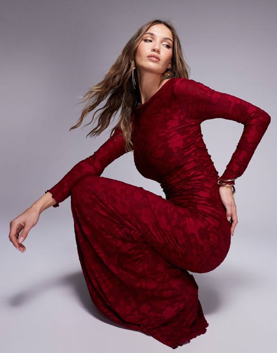 ASOS DESIGN devore långärmad rynkad maxiklänning i vinröd - Image 4