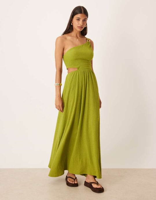 ASOS DESIGN texturerad maxiklänning med en axel, urklippad midja och detaljer i metall i olivgrön - Image 1