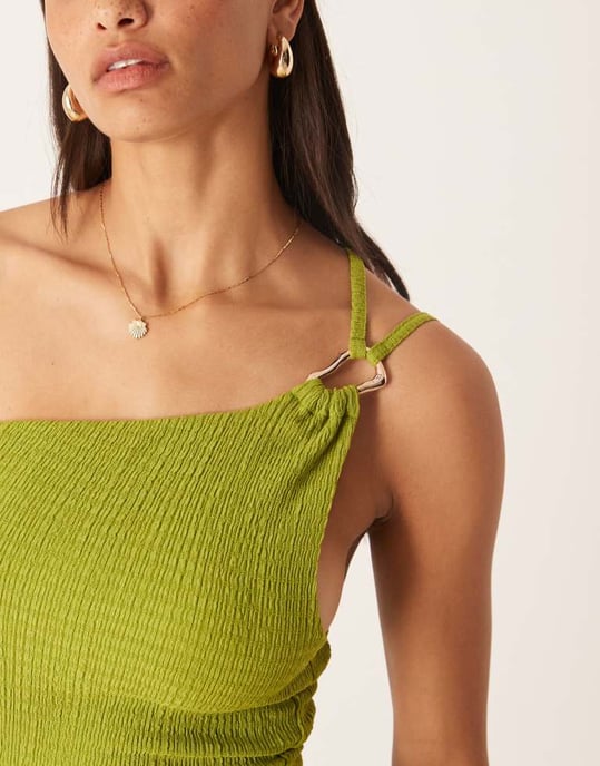 ASOS DESIGN texturerad maxiklänning med en axel, urklippad midja och detaljer i metall i olivgrön - Image 3