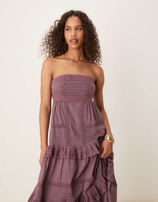 ASOS DESIGN bandeau maxiklänning med plisseringar och spetslager i djup druva - Image 2