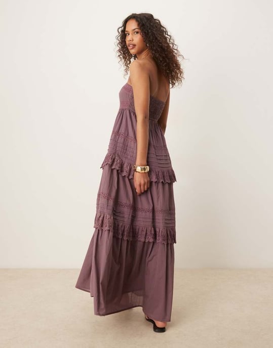ASOS DESIGN bandeau maxiklänning med plisseringar och spetslager i djup druva - Image 3