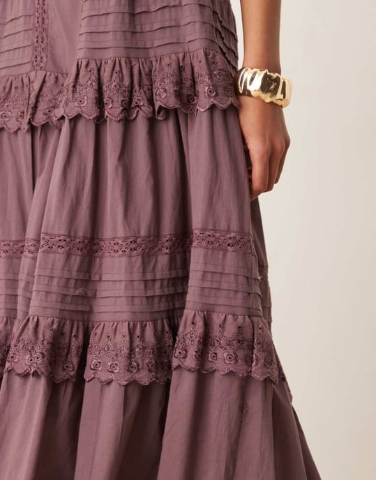 ASOS DESIGN bandeau maxiklänning med plisseringar och spetslager i djup druva - Image 4