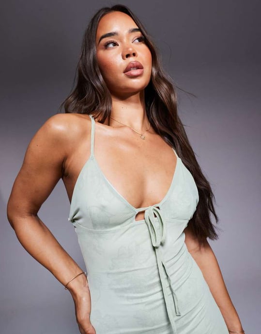 ASOS DESIGN dubbel lager mesh och spetstryck cami maxiklänning med volangslut i ljusgrön - Image 3