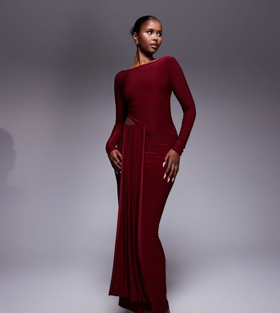 Kaiia exklusiv dubbellagd slinky midje drapering med utskurna detaljer maxiklänning i burgundy - Image 1