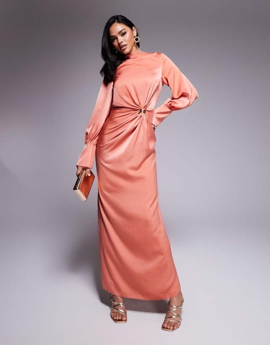 ASOS DESIGN twist front bias satin maxiklänning med guldhardware i ljus koppar - Image 2