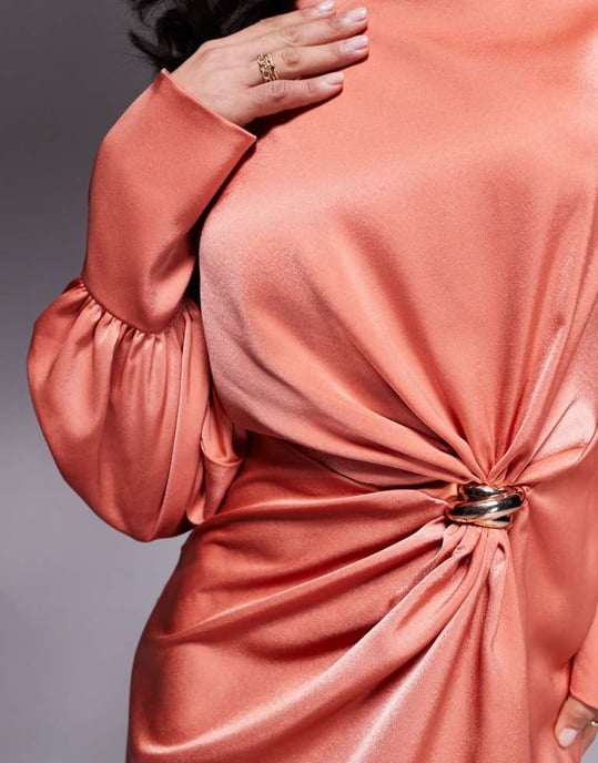 ASOS DESIGN twist front bias satin maxiklänning med guldhardware i ljus koppar - Image 3