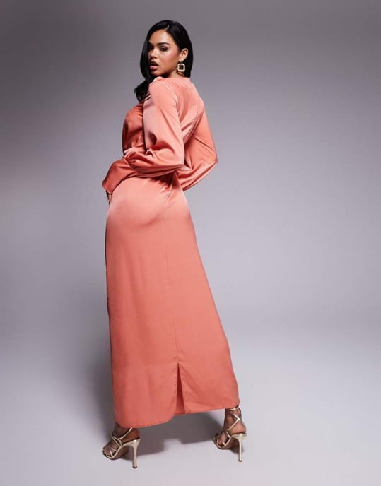 ASOS DESIGN twist front bias satin maxiklänning med guldhardware i ljus koppar - Image 4