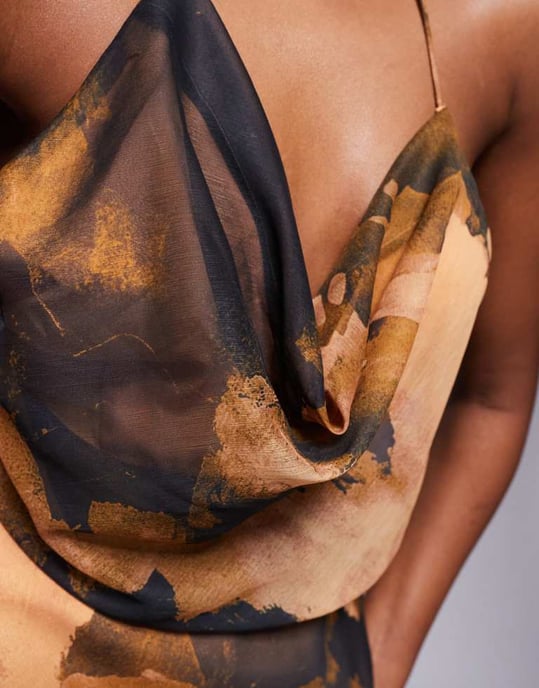 ASOS DESIGN maxiklänning med cowl-fram och racerback i abstrakt mönster - Image 3